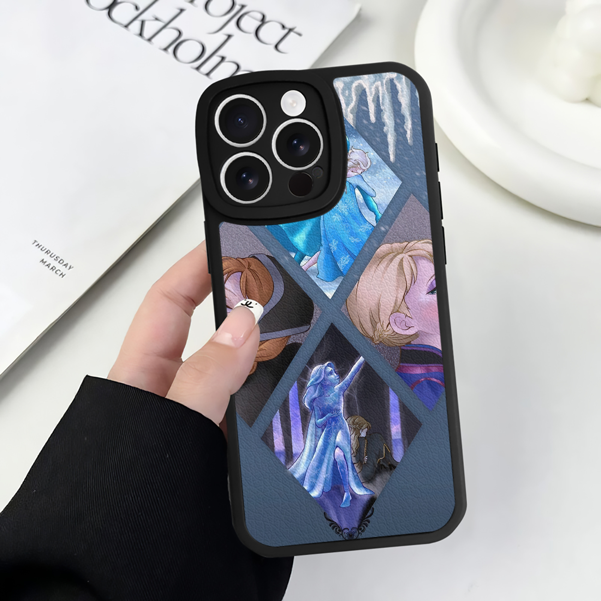 （画像用） アナと雪の女王 アンナ エルサ Frozen Anna Elsa 【iPhone 16シリーズ対応】シリコンスマホケース（レザー調） 材質：シリコン